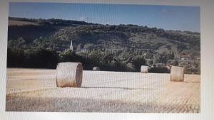 Vista generica sulle montagne o vista sulle montagne dall'interno of country house