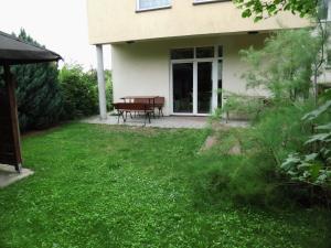 a house with a picnic table in the yard at Kwatera do wynajęcia in Gołdap