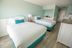 Ein Bett oder Betten in einem Zimmer der Unterkunft John Yancey Oceanfront Inn