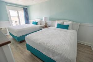 Ein Bett oder Betten in einem Zimmer der Unterkunft John Yancey Oceanfront Inn
