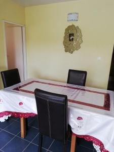 una mesa con sillas y un mantel. en residence cattanies, en Sainte-Anne