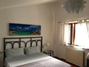 een slaapkamer met een bed en een raam bij Casa Guglielmo in Viareggio
