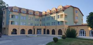 ein großes Gebäude mit vielen Fenstern in der Unterkunft HELIOS in Ocna Sibiului
