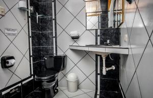 a bathroom with a toilet and a sink at Hotel Cabaña Quinta in Puerto Maldonado