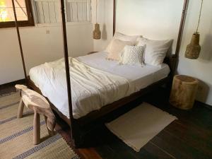 Tempat tidur dalam kamar di Villa Voanio