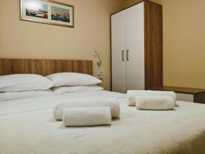 een slaapkamer met twee witte kussens op een bed bij Apartments Villa Jagoda in Sutomore