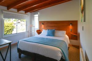 Un dormitorio con una cama grande y una ventana en Kai Bed and Breakfast, en Algarrobo