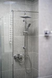 una doccia in un bagno con porta in vetro di S7 Hotel a Kielce Altre 63 foto
