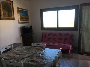 una sala de estar con una cama y un sofá en belvedere, en Castelsardo