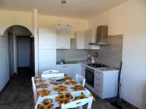 una cucina con tavolo e girasoli di belvedere a Castelsardo