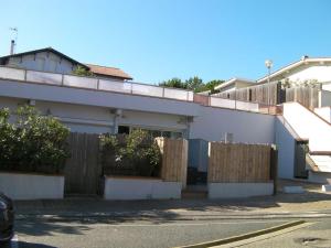 a white house with a fence and a gate at Le Gîte de l'Océan in Lège-Cap-Ferret