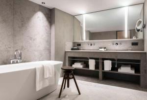 Um banheiro em Hotel Bayerischer Hof