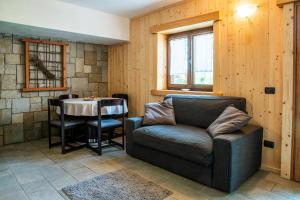 A seating area at Baita Carnale, Montagna in Valtellina