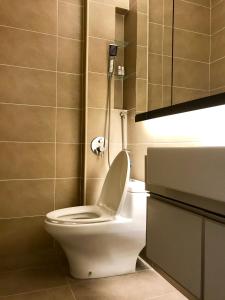 uma casa de banho com um WC branco e um lavatório. em RIVERO BOUTIQUE HOTEL Seremban 2 em Seremban