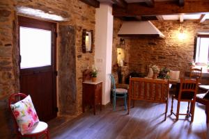 a kitchen and dining room with a table and chairs at Casa do Horreo in O Pino 