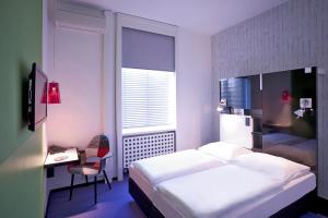 Postel nebo postele na pokoji v ubytování Hotel Cristall - Frankfurt City