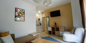 A television and/or entertainment centre at MAGO APARTMENTS
