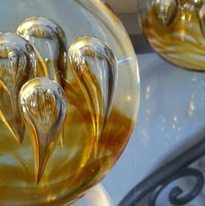 un primer plano de un jarrón de cristal sobre una mesa en Burdigala Homes - Appart Duffour Dubergier, en Burdeos
