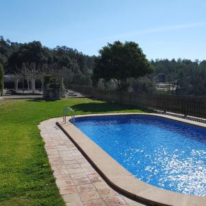 una piscina en un patio junto a una valla en Casa Baluard de Ferreres, en Olvan