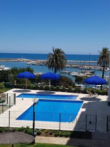 Bazén v ubytování PUERTO ESTEPONA nebo v jeho okolí
