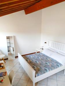 a bedroom with a white bed and a wooden ceiling at Carducci 49 in Mantova