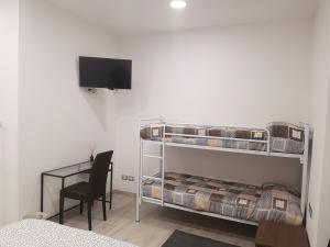una camera con due letti a castello e una scrivania di Guest House Via Milano a Catanzaro