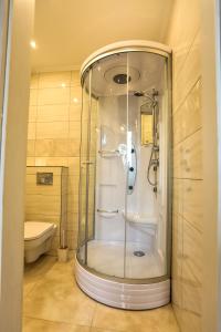 Apartament Diana في كارباش: دش زجاجي في حمام مع مرحاض