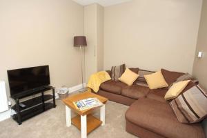 uma sala de estar com um sofá e uma mesa em Kerry Air em Killarney