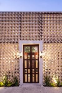 una porta d'ingresso di una casa con un muro di mattoni di Casa Tavera- Adults Only a Mérida
