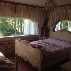 een slaapkamer met een bed en 2 ramen bij Arch House in Florencecourt
