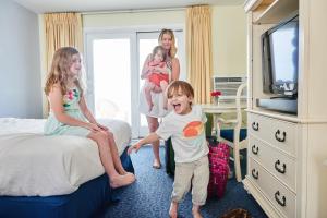un gruppo di 3 bambini in una camera d'albergo di Drifting Sands Oceanfront Hotel a Ship Bottom