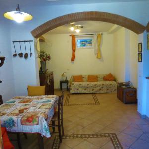 een woonkamer met een bed en een tafel bij Le Case del Riccio - Isola d'Elba (049004LTN0006) in Capoliveri