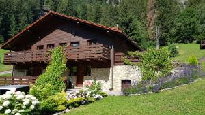 una casa in mezzo a un campo di Lupshalte a Wassen
