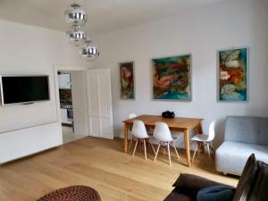een woonkamer met een tafel en een bank bij Atelier Lomani in Wenen
