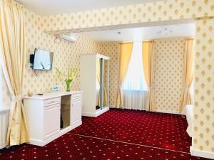 TV a/nebo společenská místnost v ubytování Sergeev Hotel