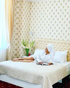 Postel nebo postele na pokoji v ubytování Sergeev Hotel