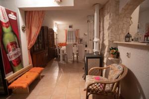 salon z kanapą, krzesłami i stołem w obiekcie Guest House Villa Barbara w Orebiciu