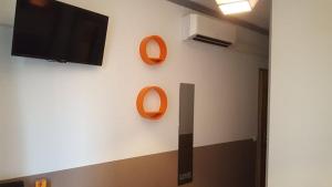 TV a/nebo společenská místnost v ubytování Hôtel Confort