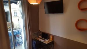 TV a/nebo společenská místnost v ubytování Hôtel Confort + 21 fotografií