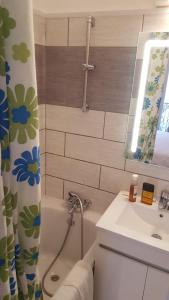 貝濟耶的住宿－康福特酒店，浴室配有淋浴帘和盥洗盆。