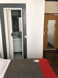 Postel nebo postele na pokoji v ubytování Hôtel Confort