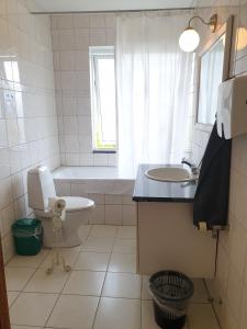 La salle de bains est pourvue de toilettes, d'un lavabo et d'une baignoire. dans l'établissement Hafnarnes, à Höfn