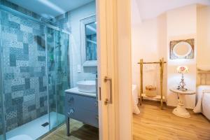 La salle de bains est pourvue d'une douche et d'un lavabo. dans l'établissement A&S APARTAMENTOS MALAGA I, à Malaga