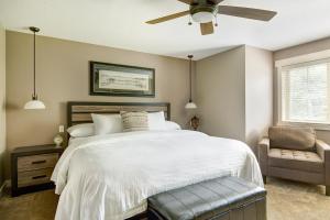 Säng eller sängar i ett rum på Bighorn Meadows Resort