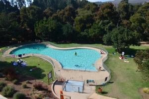 - une vue sur la grande piscine située dans un parc dans l'établissement Entre Playa y Bosque Papudo, à Papudo