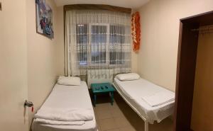 2 camas en una habitación con ventana en Hayat pansiyon, en Estambul