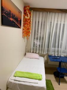 Un dormitorio con una cama con una toalla verde. en Hayat pansiyon, en Estambul