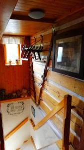 Palanda nebo palandy na pokoji v ubytování Chalupa pod Lysou - Apartma 4rooms