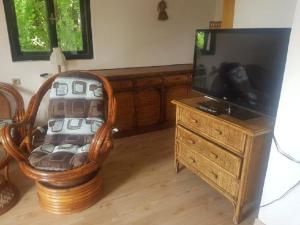 TV a/nebo společenská místnost v ubytování Chata na Lipně