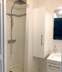 Koupelna v ubytování Calm & Cosy, magnifique T1 proche CHU + 20 fotografií